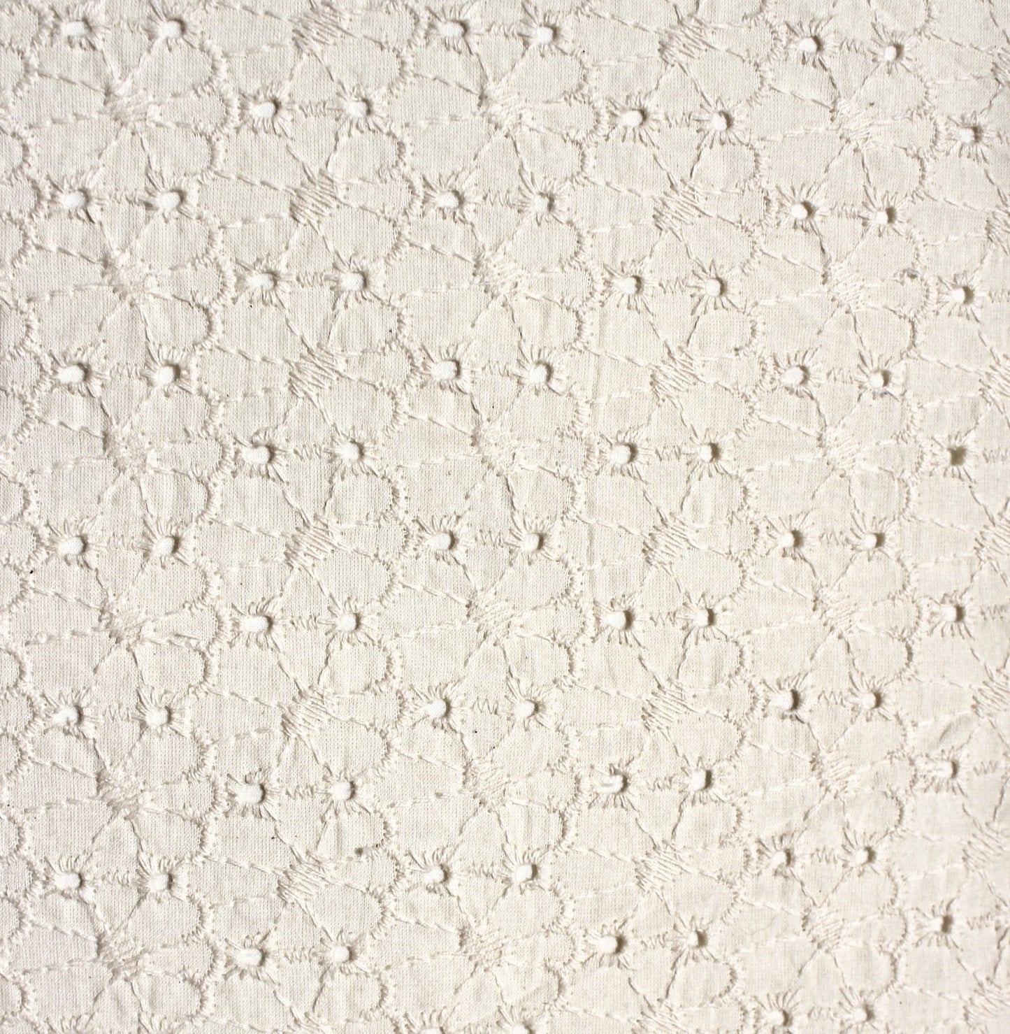 Broderie Cushion Daisy small